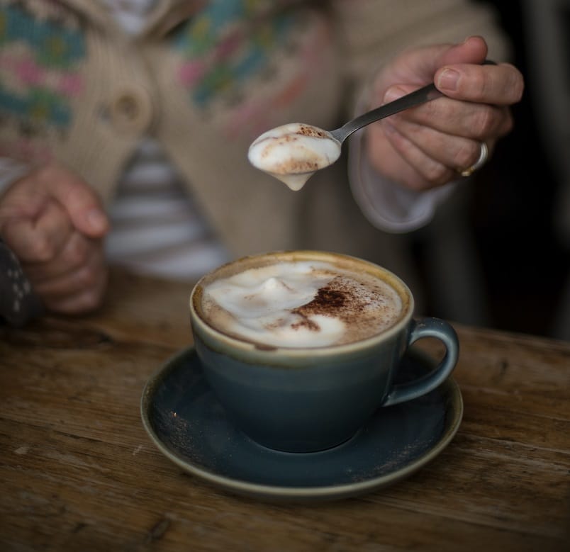 Waar bestaat een flat white uit