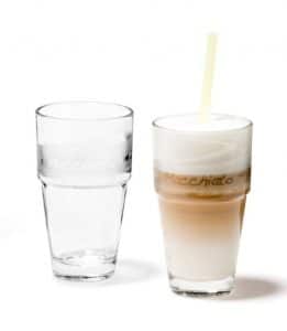 leeg en gevuld latte macchiato glas