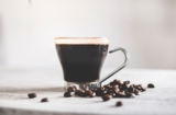 Bonen malen voor een espresso